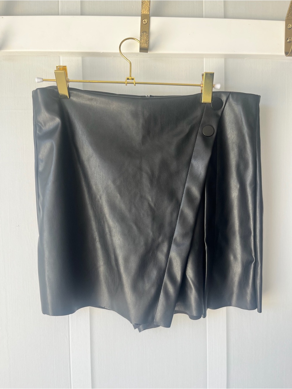 Urban Daisy Black Faux Leather Button-Accent Mini Skirt Size Large